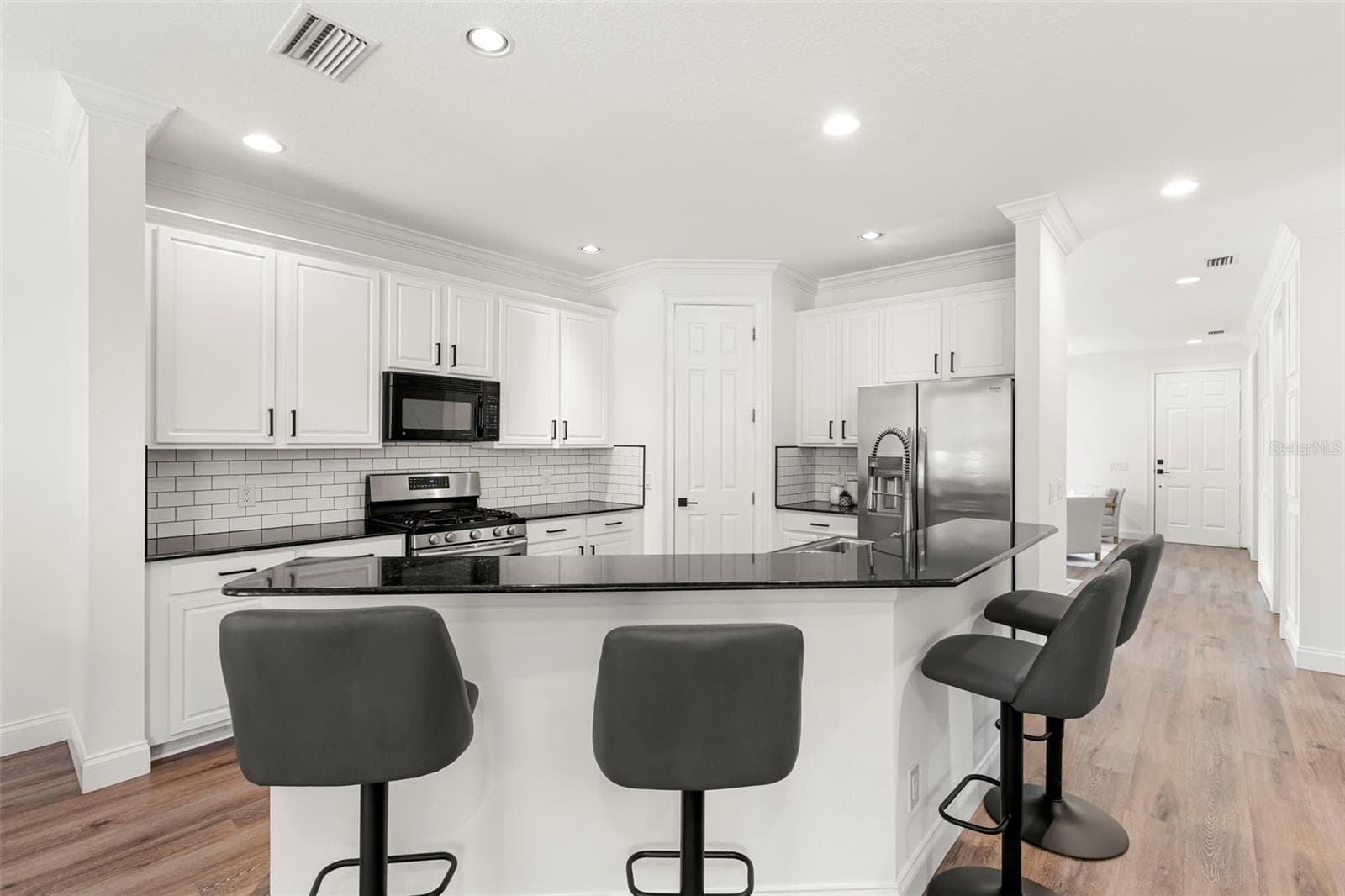 Counter Seating - 14743 CANOPY DR, TAMPA