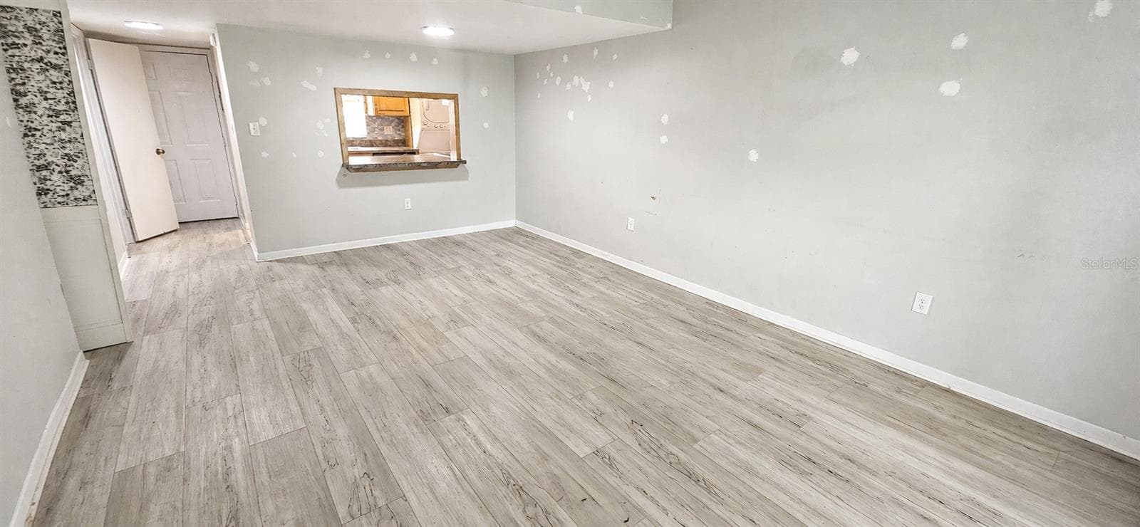 Living room welcomes you in from the outside living space - 2405 SE 16TH AVE #B, OCALA