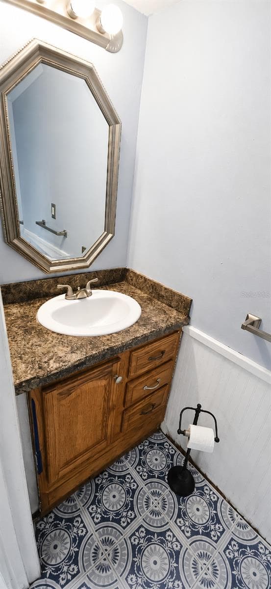 Easy access Powder room - 2405 SE 16TH AVE #B, OCALA