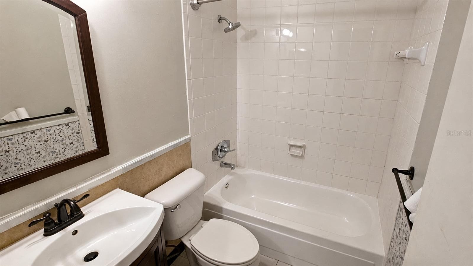 Upstairs full bath with tub - 2405 SE 16TH AVE #B, OCALA