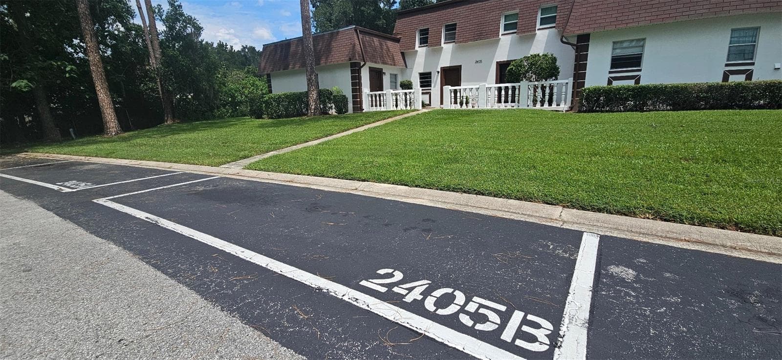 A few short step to your vehicle - 2405 SE 16TH AVE #B, OCALA