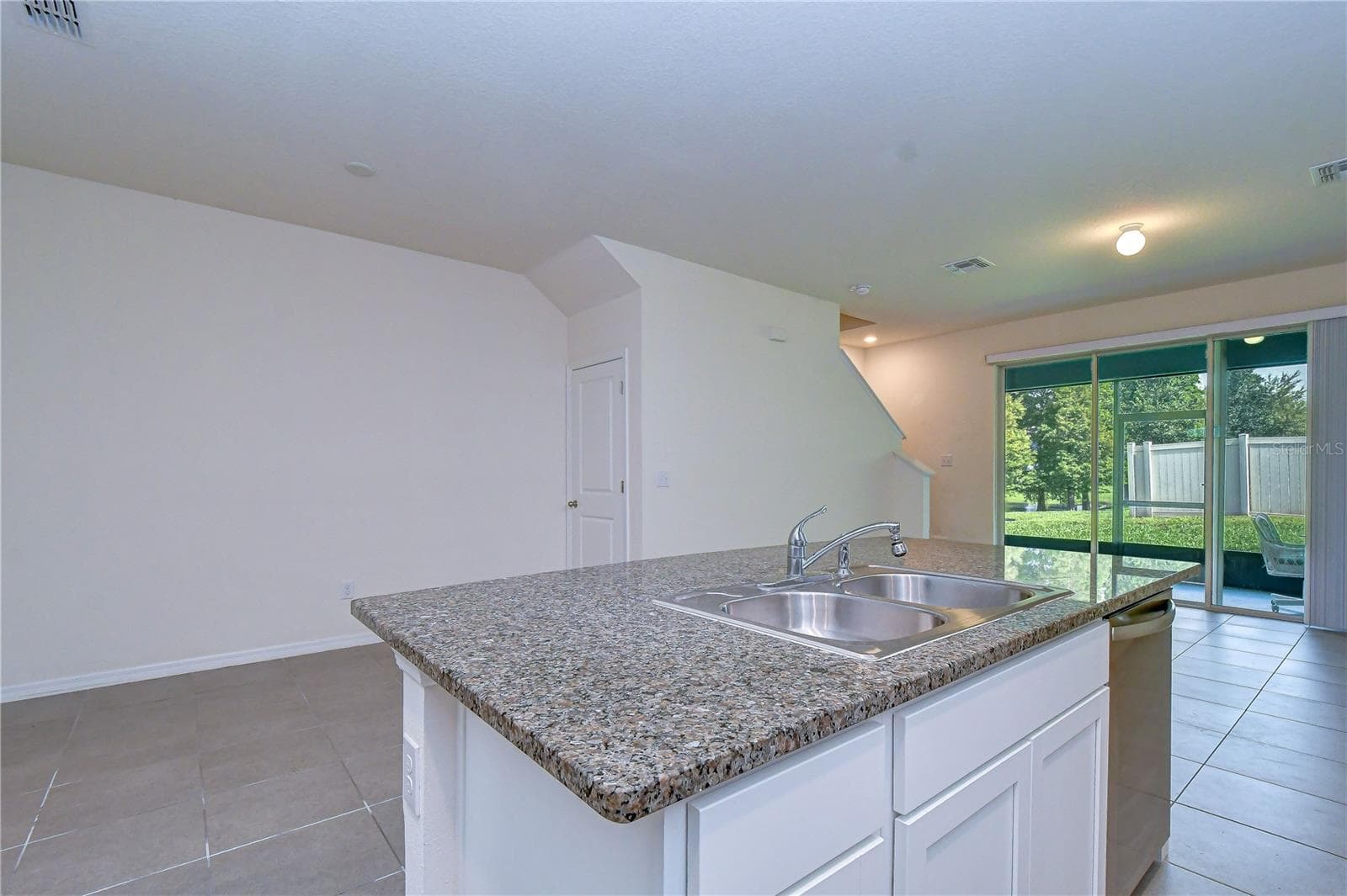 Spacious island with bar seating provides additional prep space and casual dining - 3326 PLEASANT WILLOW CT, BRANDON