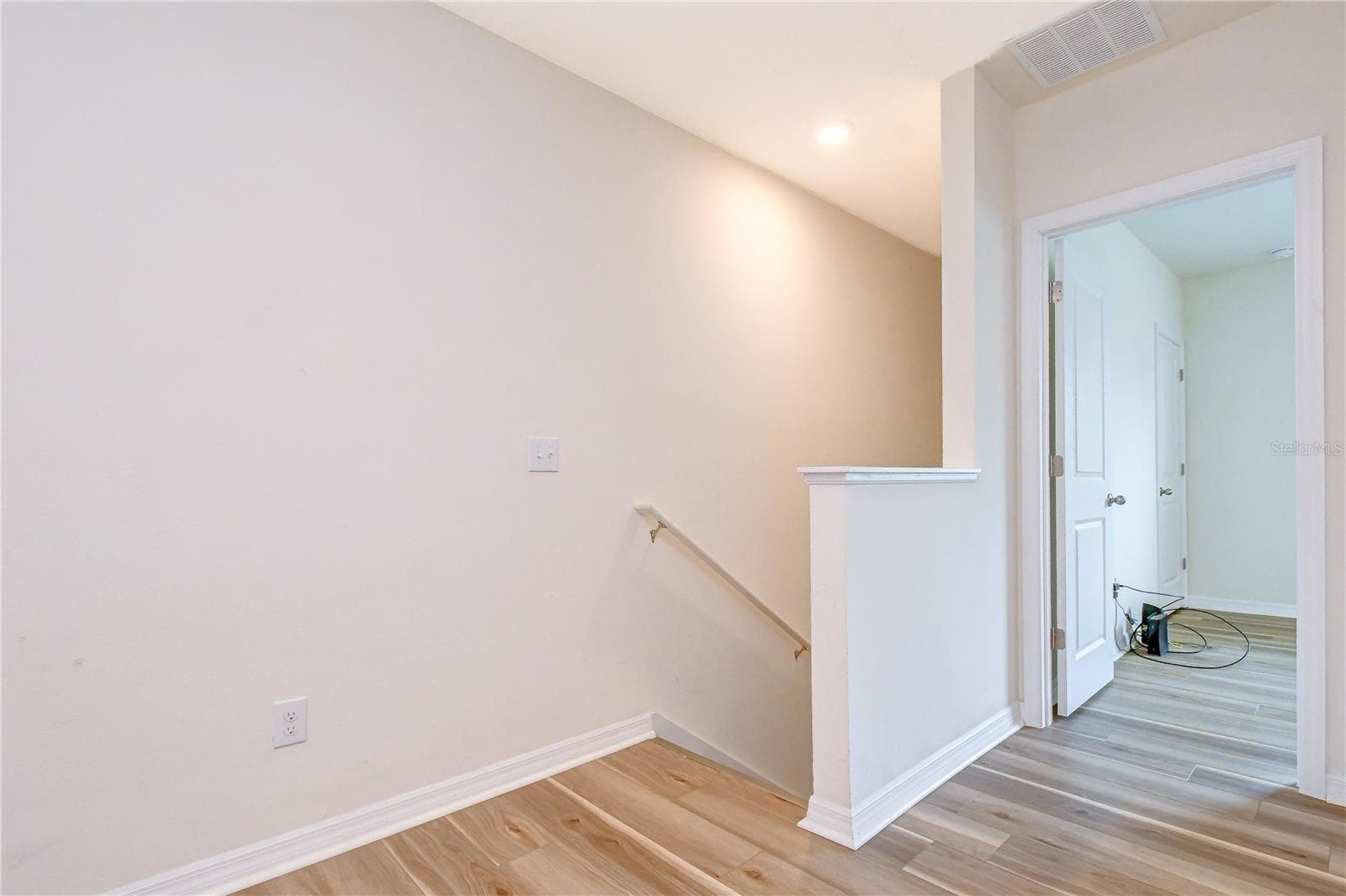 Light-filled upper hallway and stairwell landing. - 3326 PLEASANT WILLOW CT, BRANDON