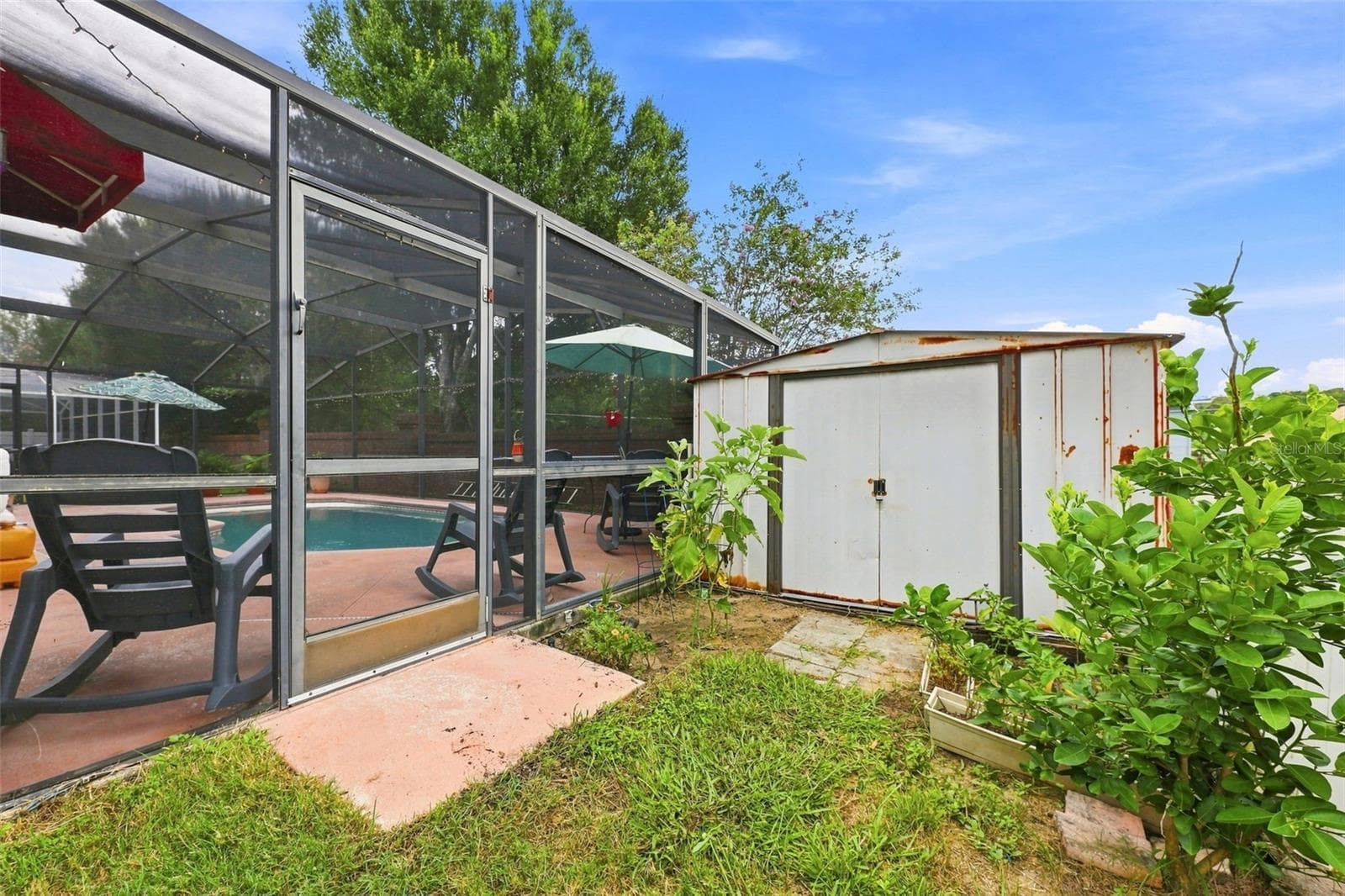 Screened In Enclosure & Storage Shed - 611 ABACO CT, KISSIMMEE