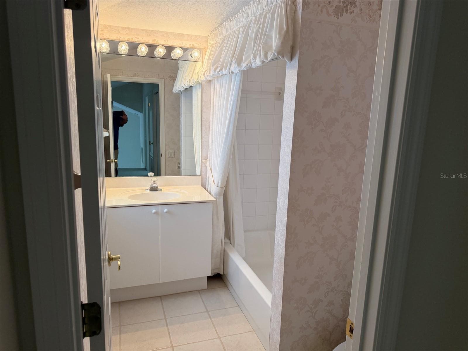 2nd Floor Full Bath - 9250 NW 13TH AVENUE CIR, BRADENTON