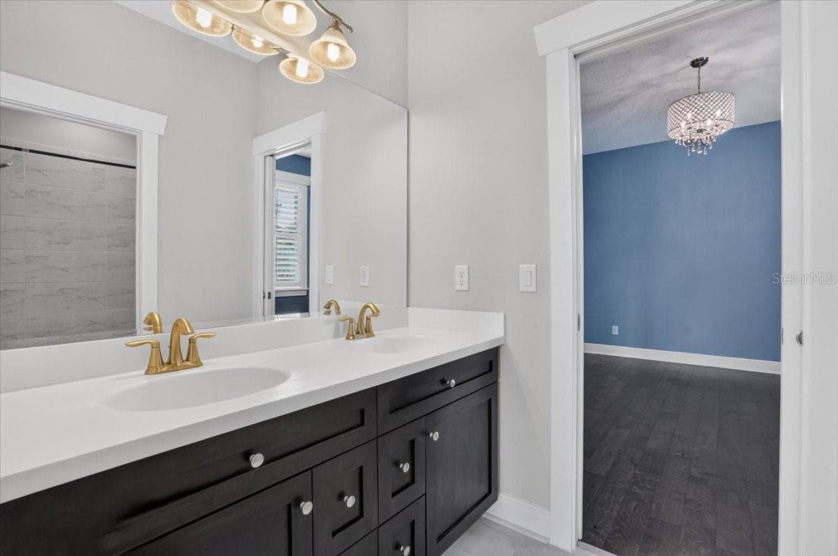 Jack & Jill Bathroom - 3615 W RENELLIE CIR, TAMPA