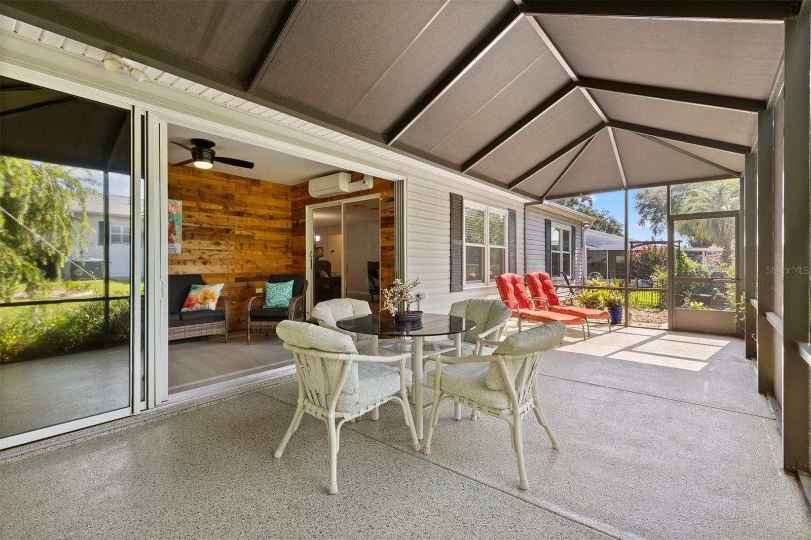 HUGE SCREENED IN LANAI - 1426 JUAREZ PL, THE VILLAGES