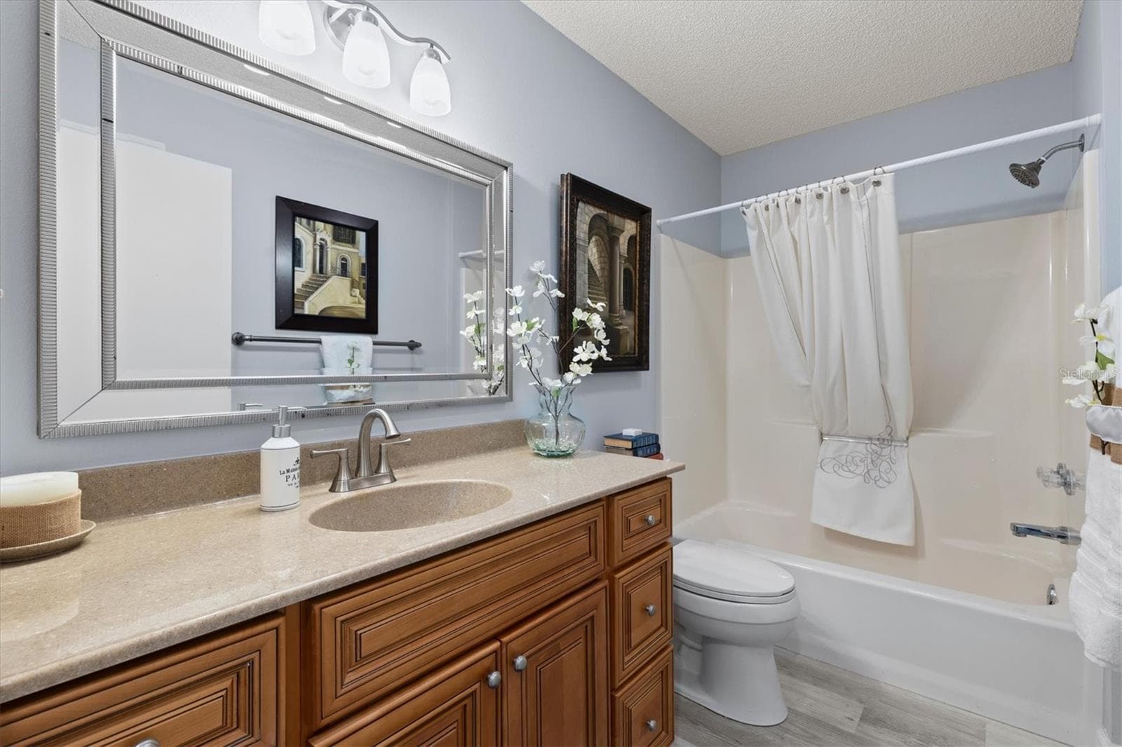 LARGE SECOND BATHROOM WITH TUB AND SHOWER - 1426 JUAREZ PL, THE VILLAGES