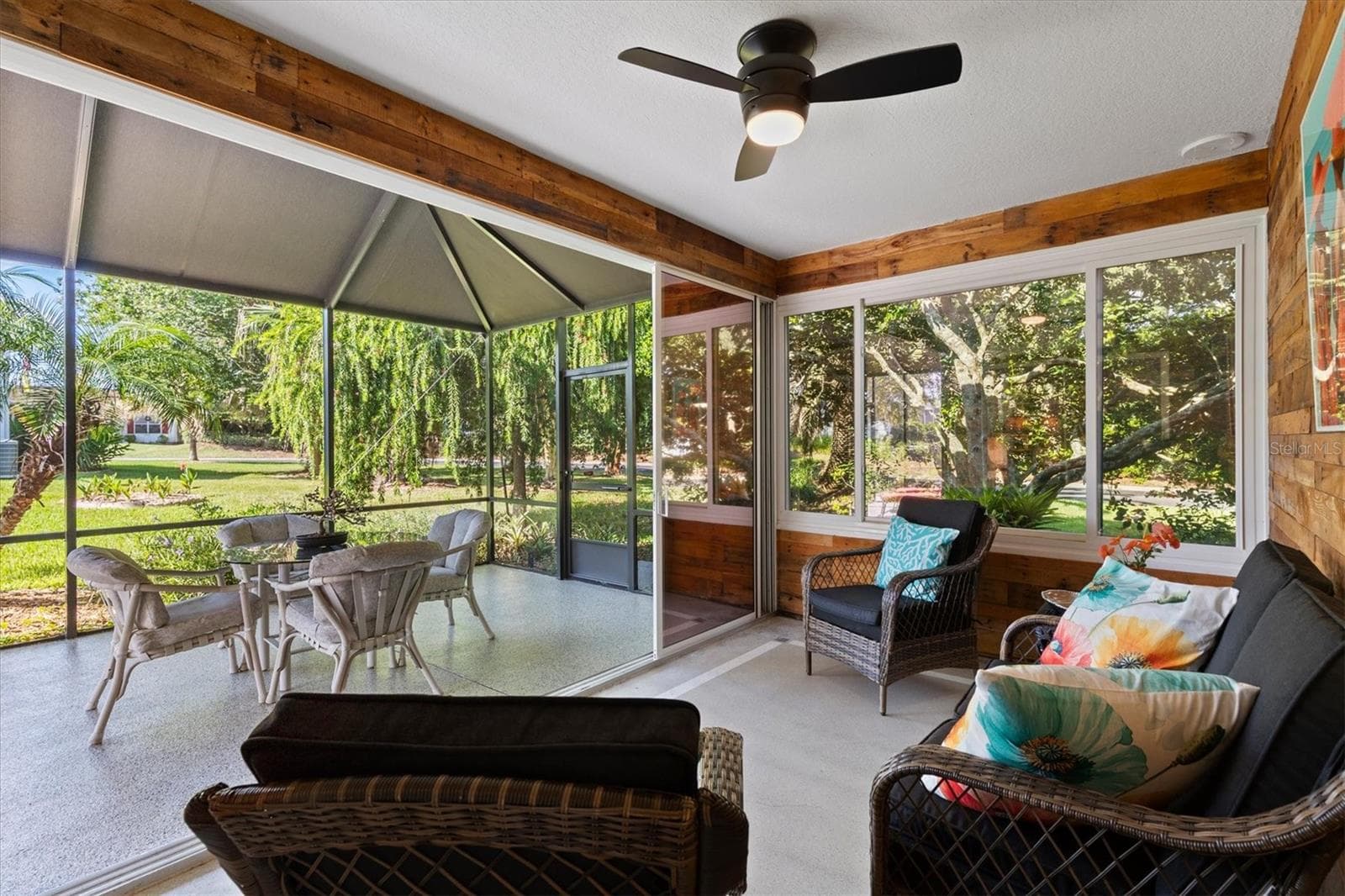 GLASS ENCLOSED LANAI WITH TINTED STACKING SLIDING DOORS OPENING TO HUGE SCEENED IN LANAI - 1426 JUAREZ PL, THE VILLAGES