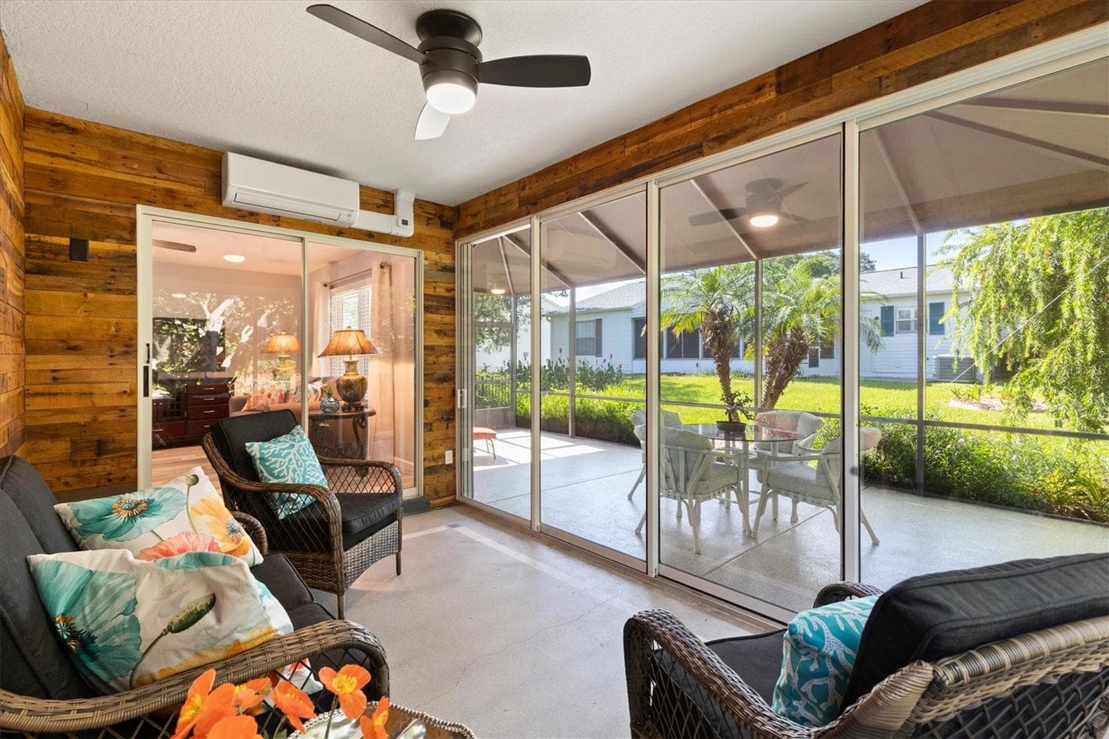 GLASS ENCLOSED LANAI LEADING TO LIVING ROOM OR HUGE SCEENED IN LANAI - 1426 JUAREZ PL, THE VILLAGES