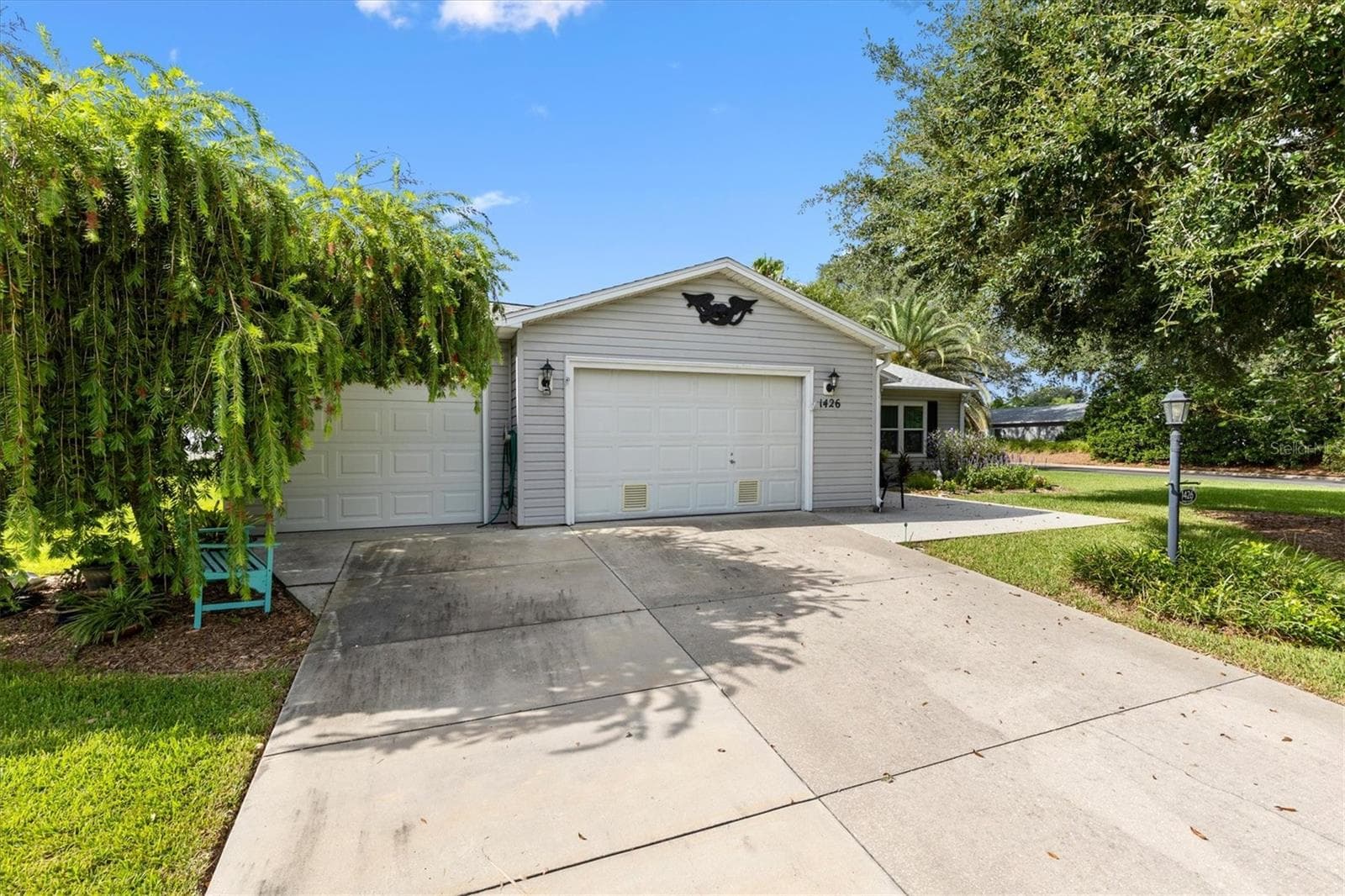 BEAUTIFUL HOME WITH LONG DRIVEWAY FOR EXTRA PARKING FOR GUESTS - 1426 JUAREZ PL, THE VILLAGES