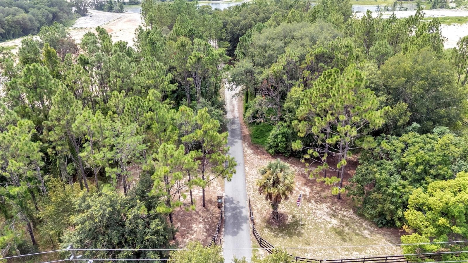 long private drivewaty and front yard - 2406 LAKE ELLA RD, FRUITLAND PARK