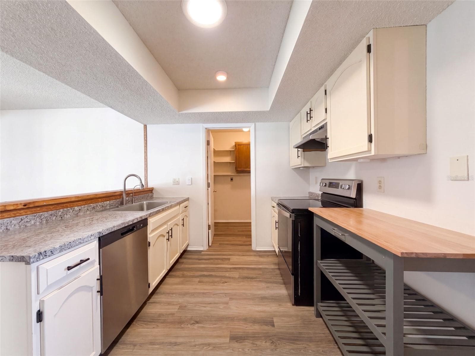 Single Family Residence at 391 HARVARD RD, VENICE, photo 12 of 30