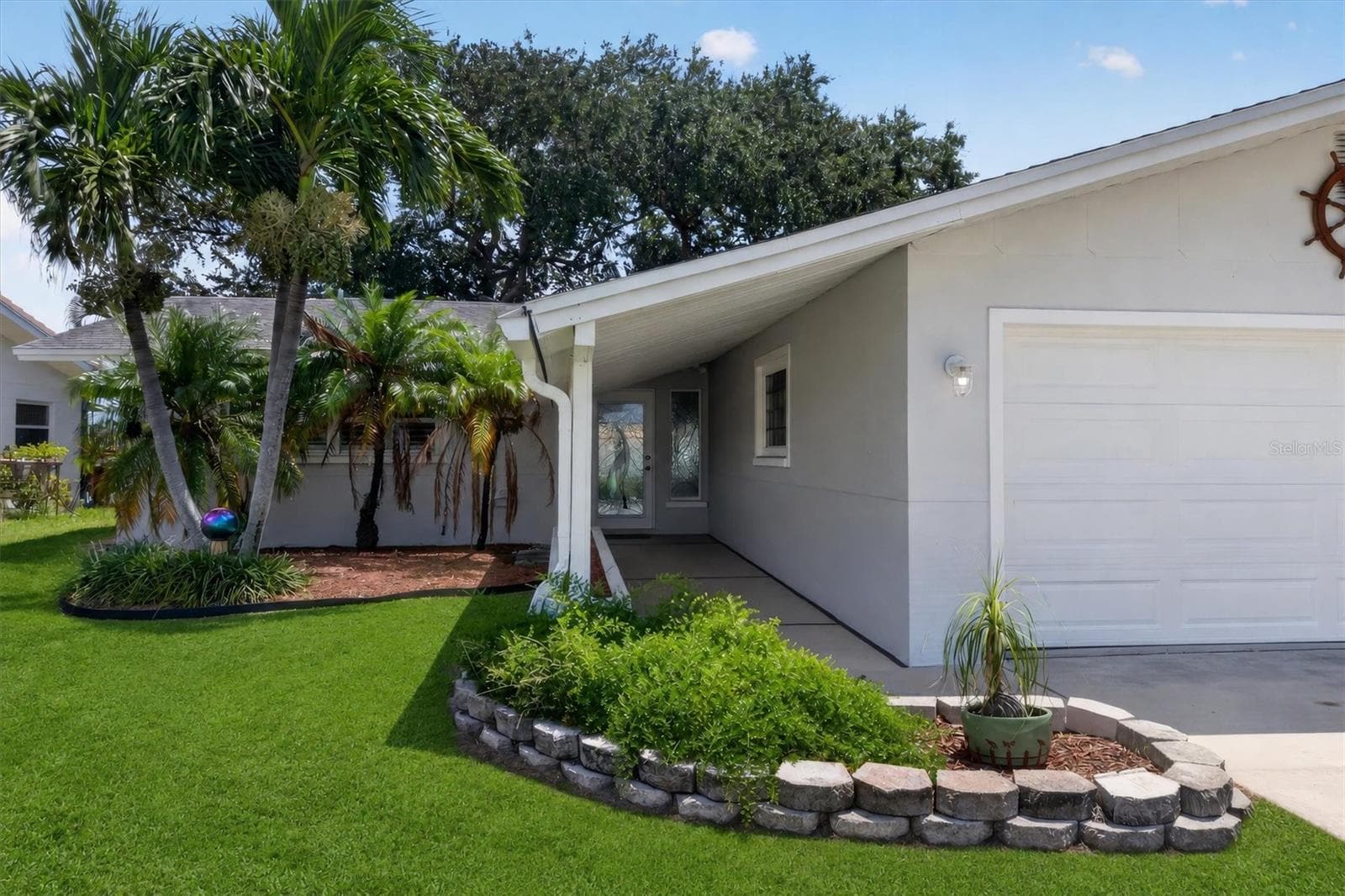 Single Family Residence at 541 LILLIAN DR, MADEIRA BEACH, photo 5 of 61