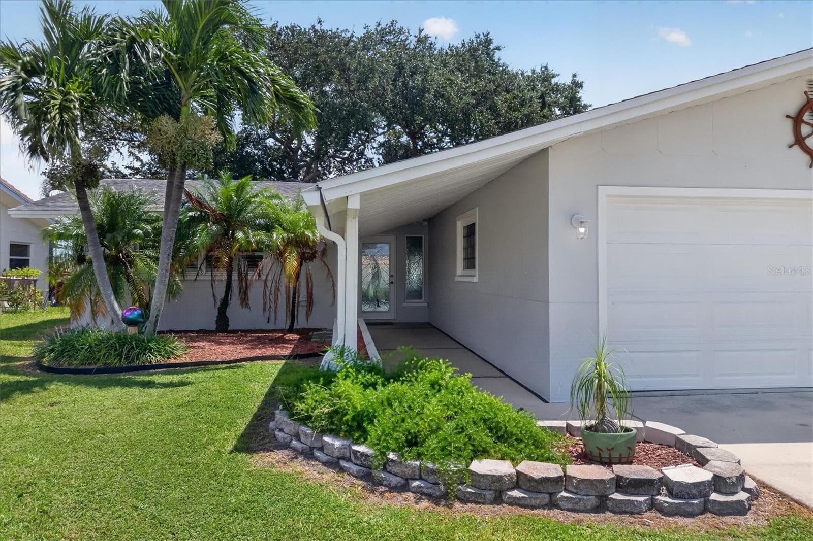 Single Family Residence at 541 LILLIAN DR, MADEIRA BEACH, photo 9 of 61