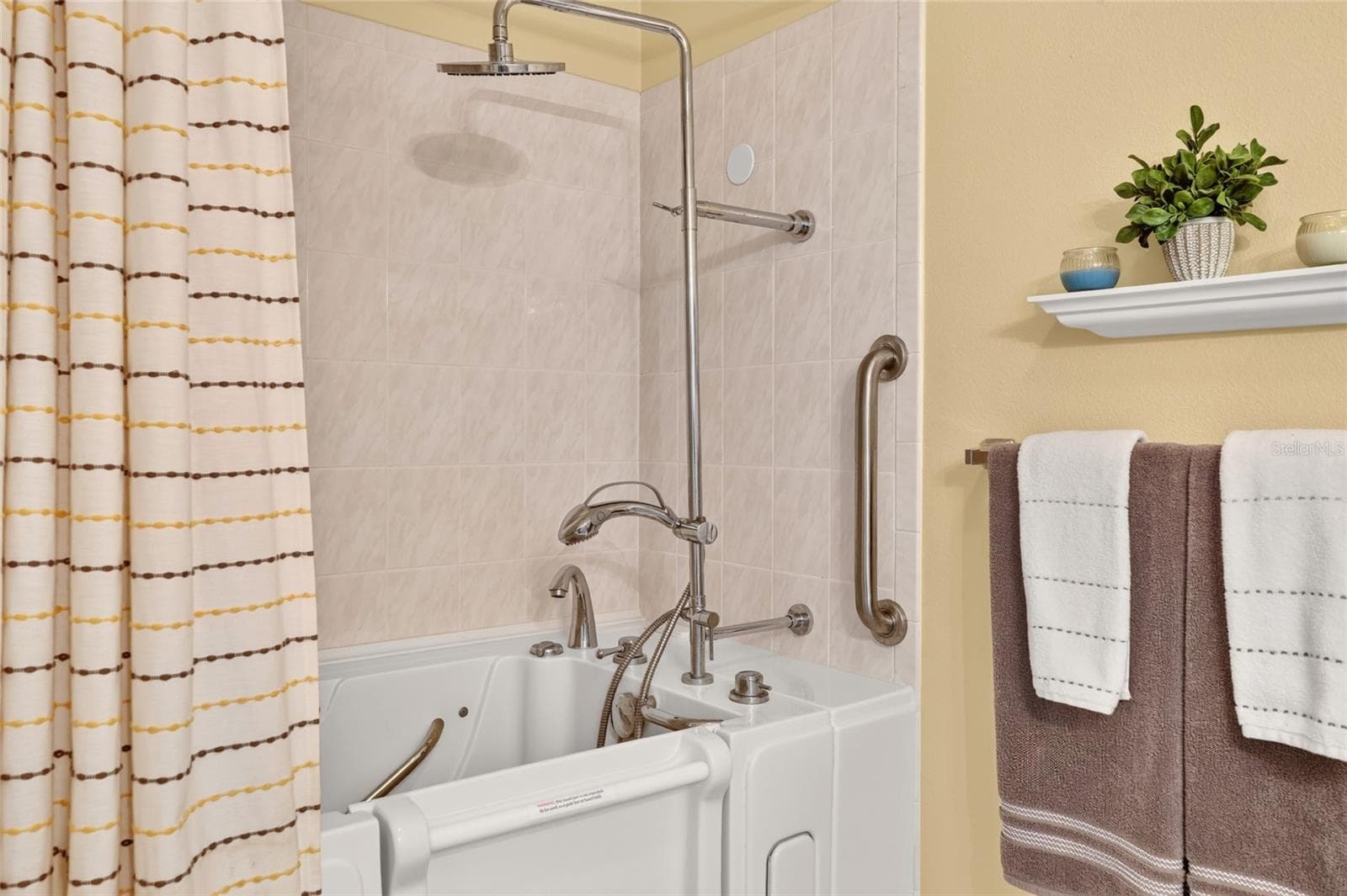 Nice Rainshower Shower Head and Grab Bars - 16947 SE 93RD CUTHBERT CIR, THE VILLAGES