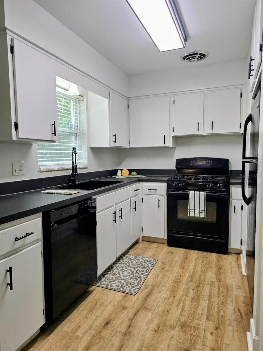 Bright Kitchen! - 3501 NW 17 TER, GAINESVILLE