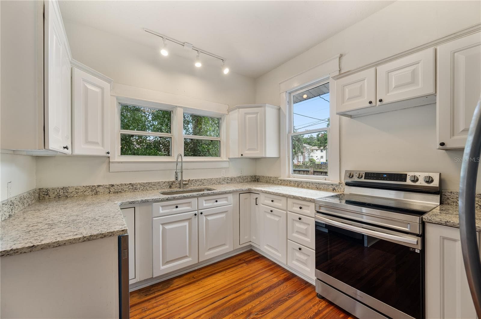 Kitchen with granite countertops - 816 S INGRAHAM AVE, LAKELAND