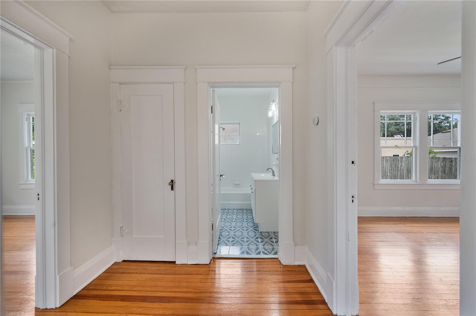 Hallway between 2 bedrooms - 816 S INGRAHAM AVE, LAKELAND