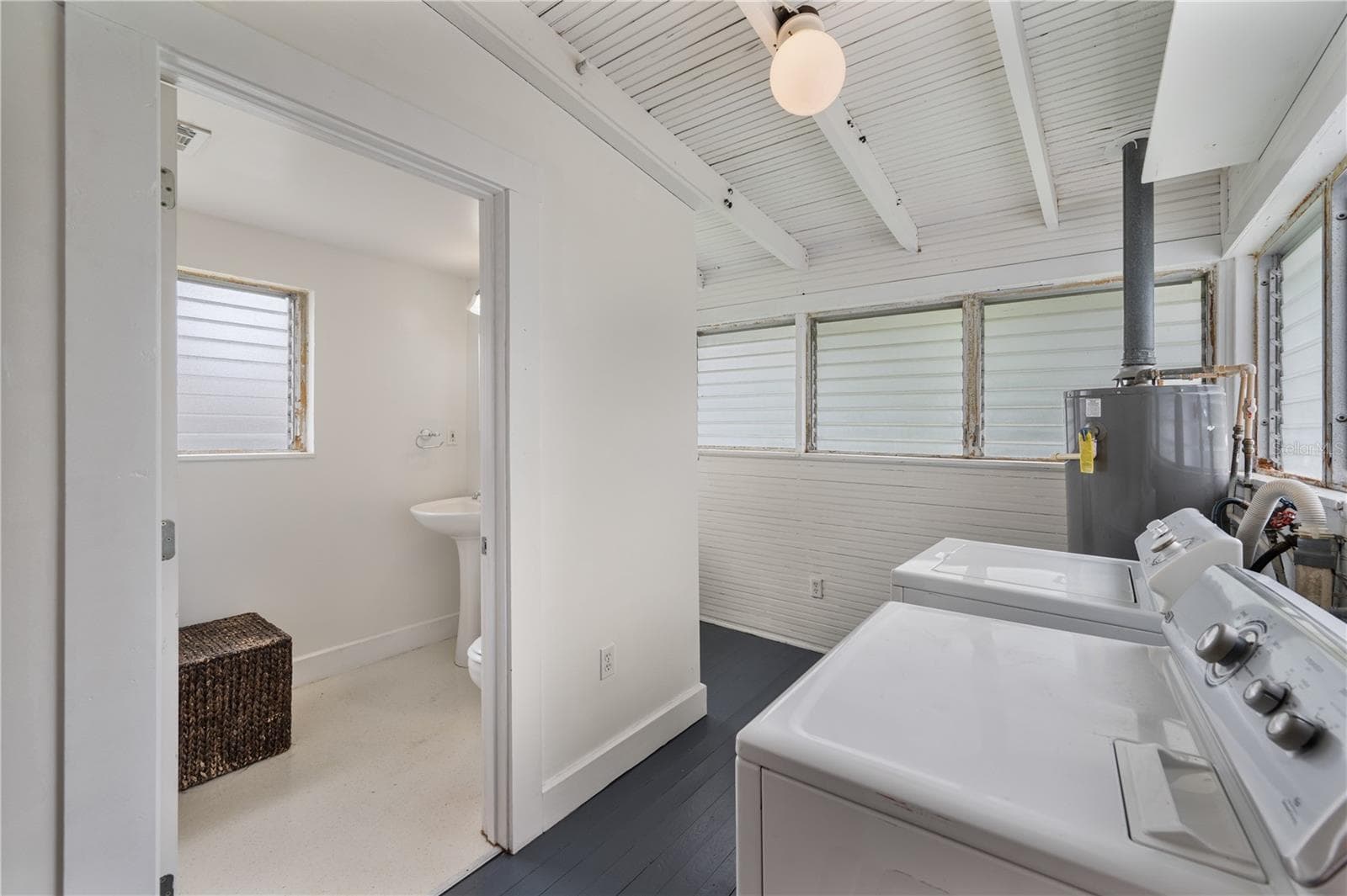 Laundry room with view into half bathroom - 816 S INGRAHAM AVE, LAKELAND