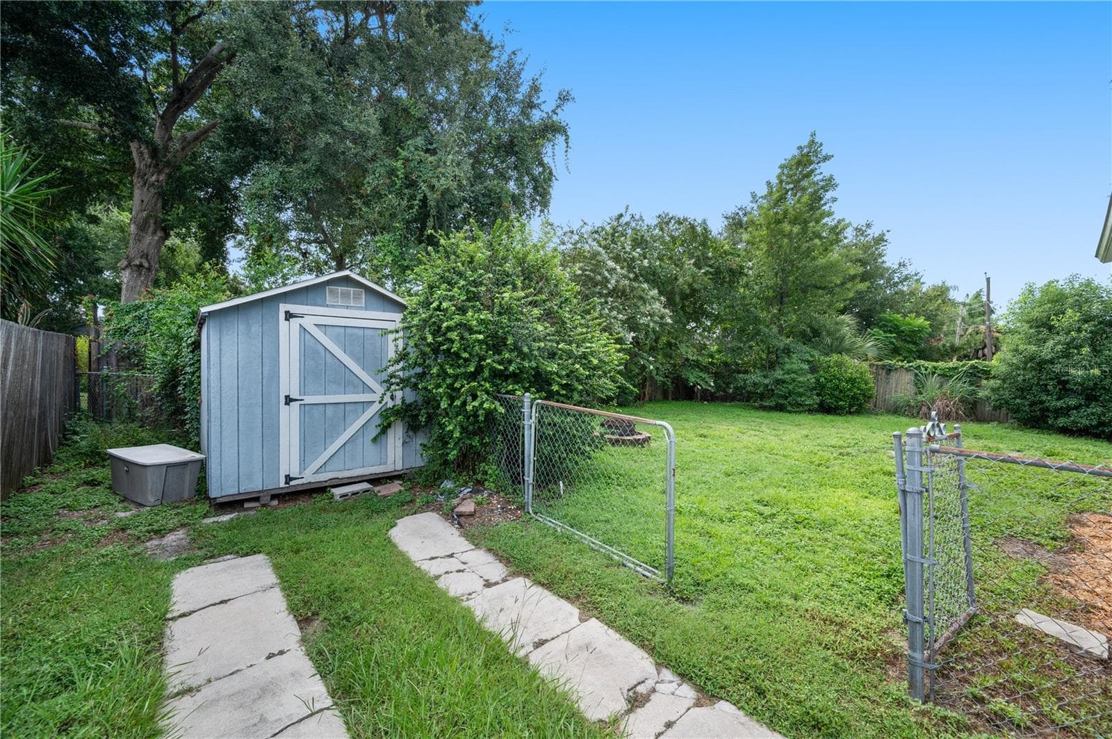 Storage shed at the end of the driveway - 816 S INGRAHAM AVE, LAKELAND