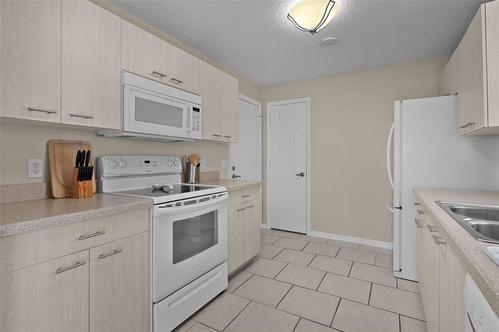 Single Family Residence at 1023 AVALON AVE, THE VILLAGES, photo 14 of 21