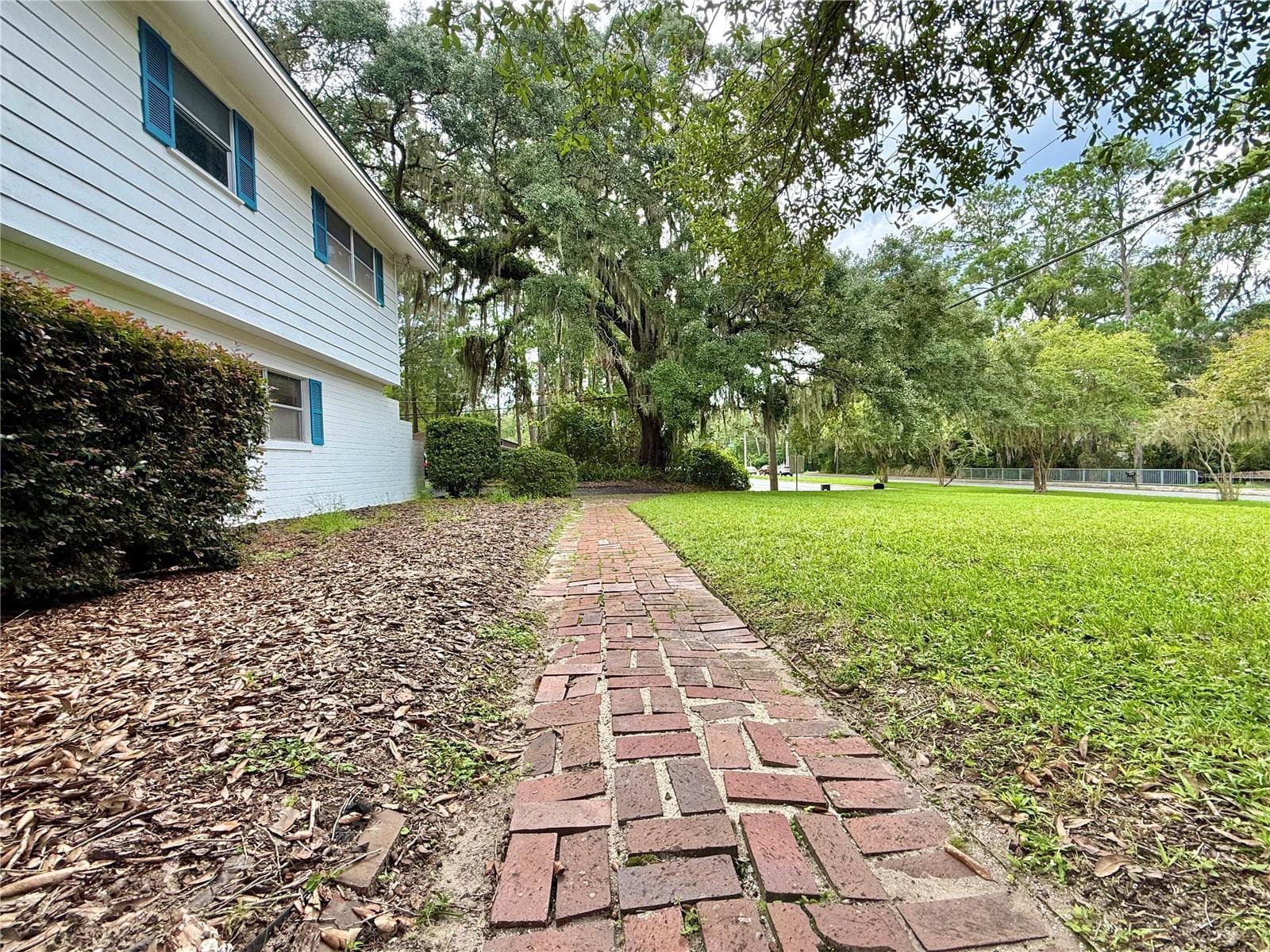 Front walkway - 2238 NW 16TH AVE, GAINESVILLE