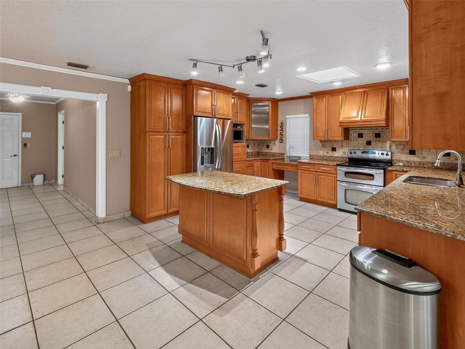 Single Family Residence at 8516 TWIN LAKE BLVD, TAMPA, photo 9 of 50