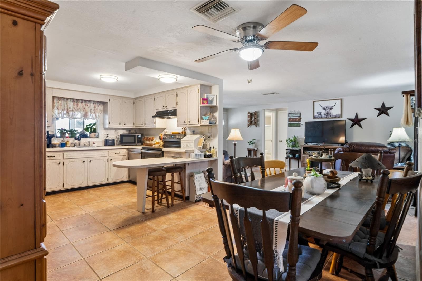 Single Family Residence at 7106 PALISADE DR, PORT RICHEY, photo 3 of 51