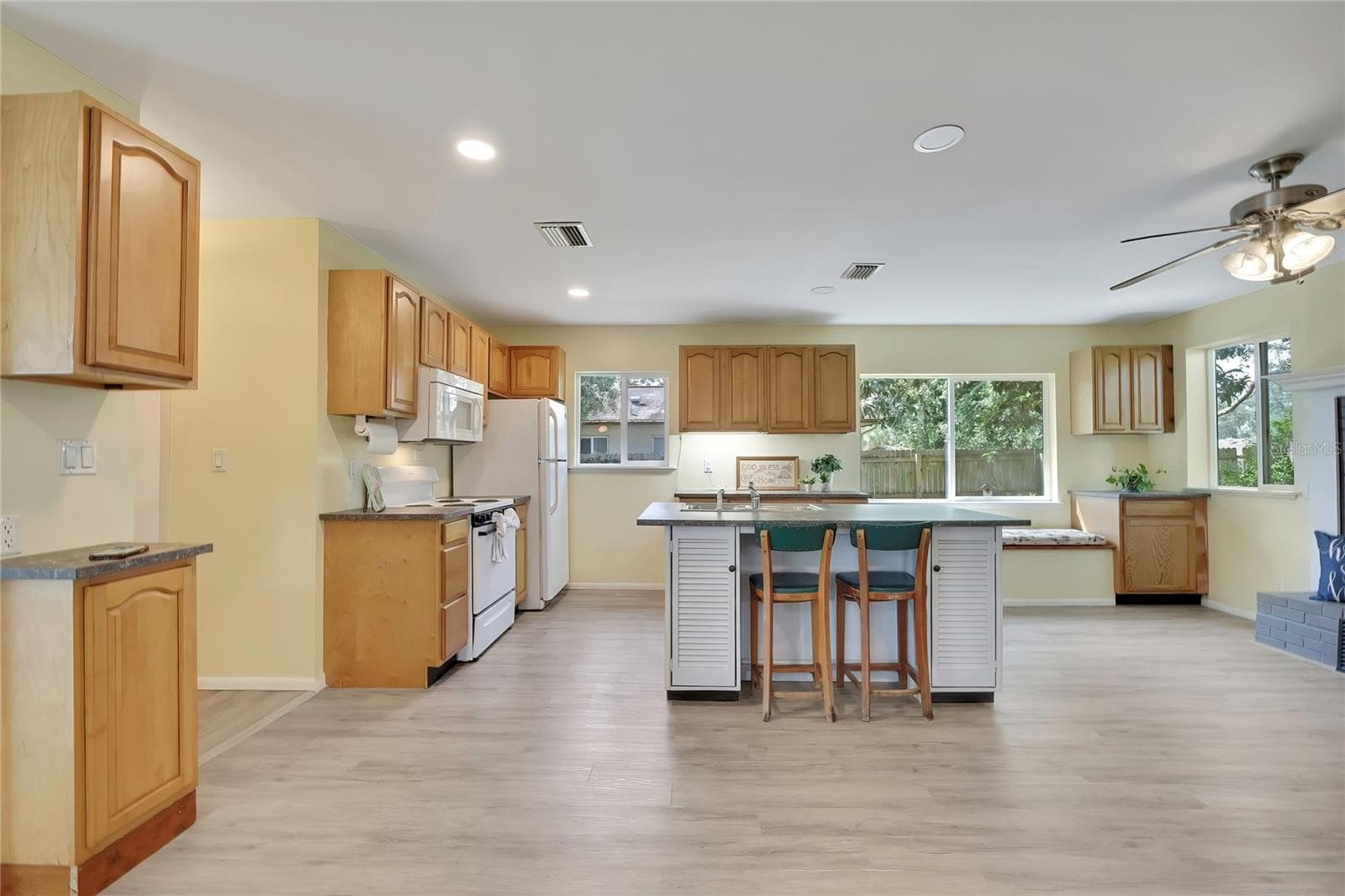 Large kitchen - 1185 MACFARLANE AVE, SPRING HILL