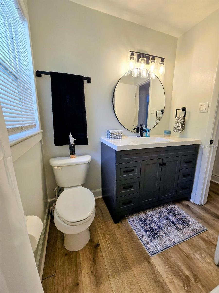 Guest Full Bathroom - 3501 NW 17 TER, GAINESVILLE