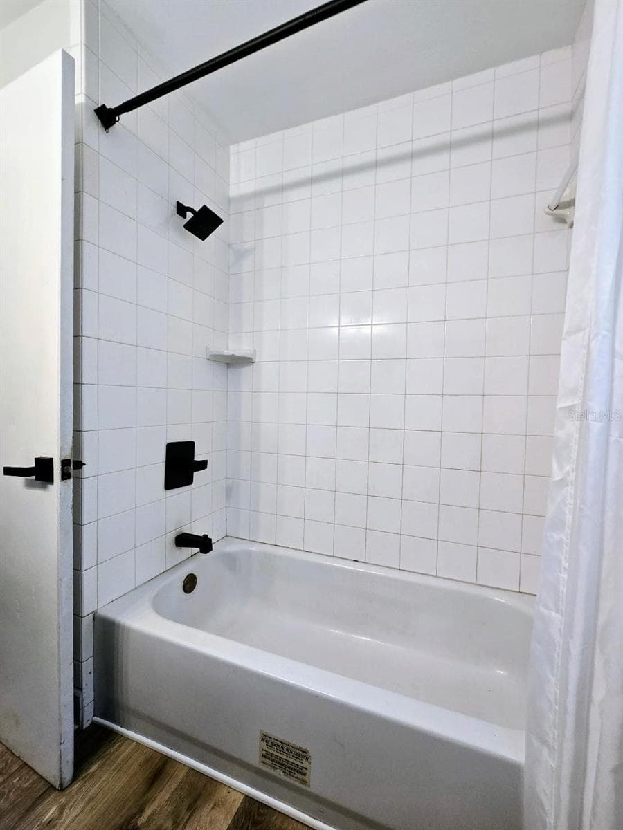 Guest Bathroom - 3501 NW 17 TER, GAINESVILLE