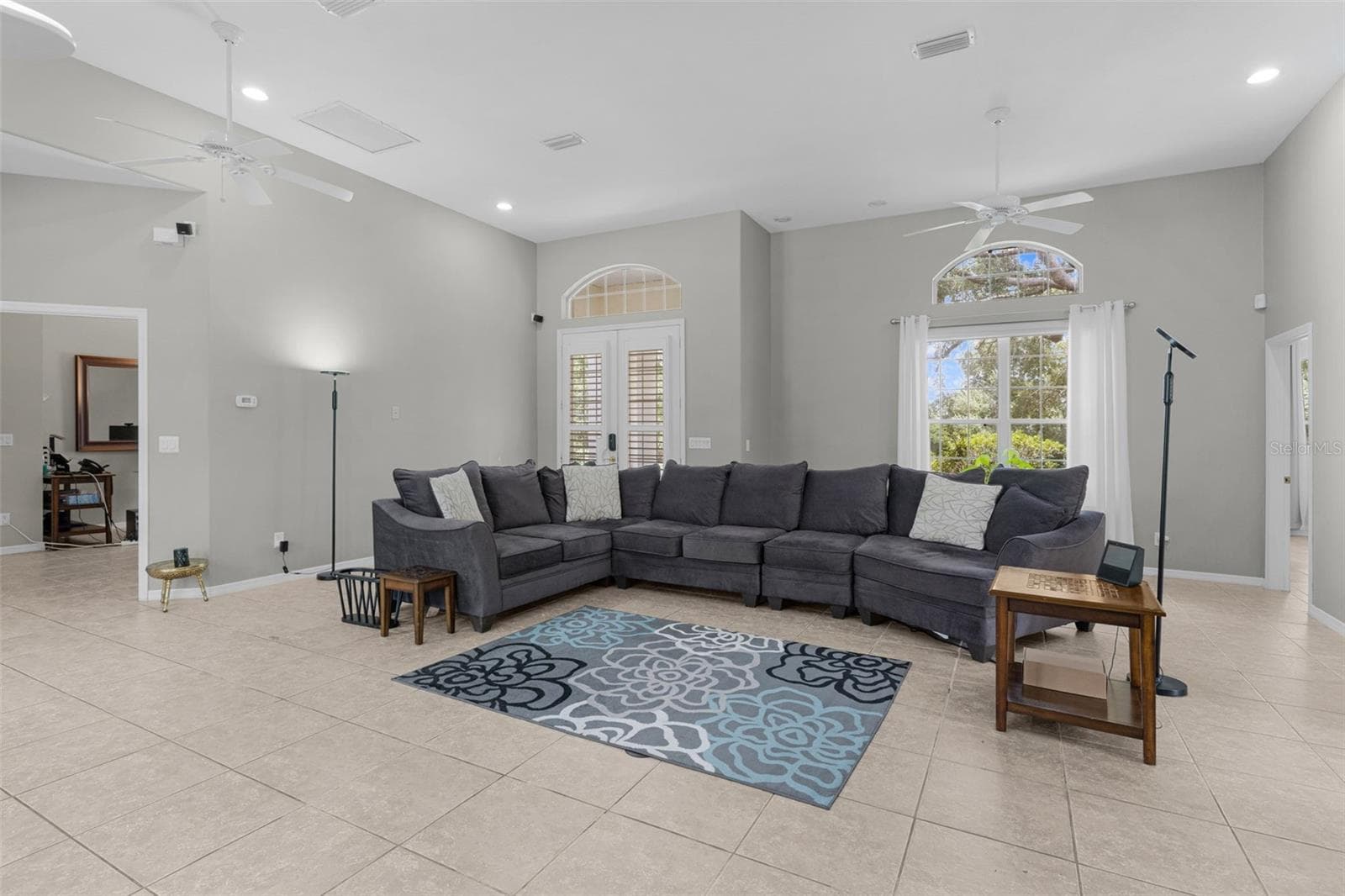 Living Room - 39407 TREELINE DR, LADY LAKE
