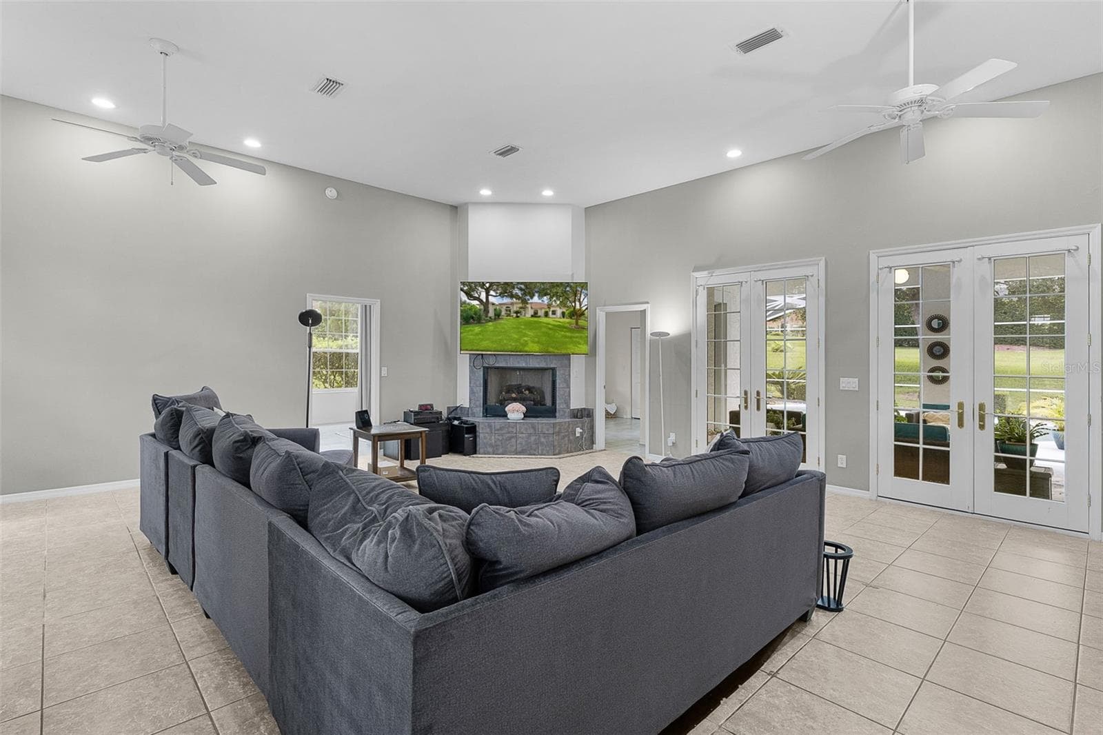 Living Room - 39407 TREELINE DR, LADY LAKE