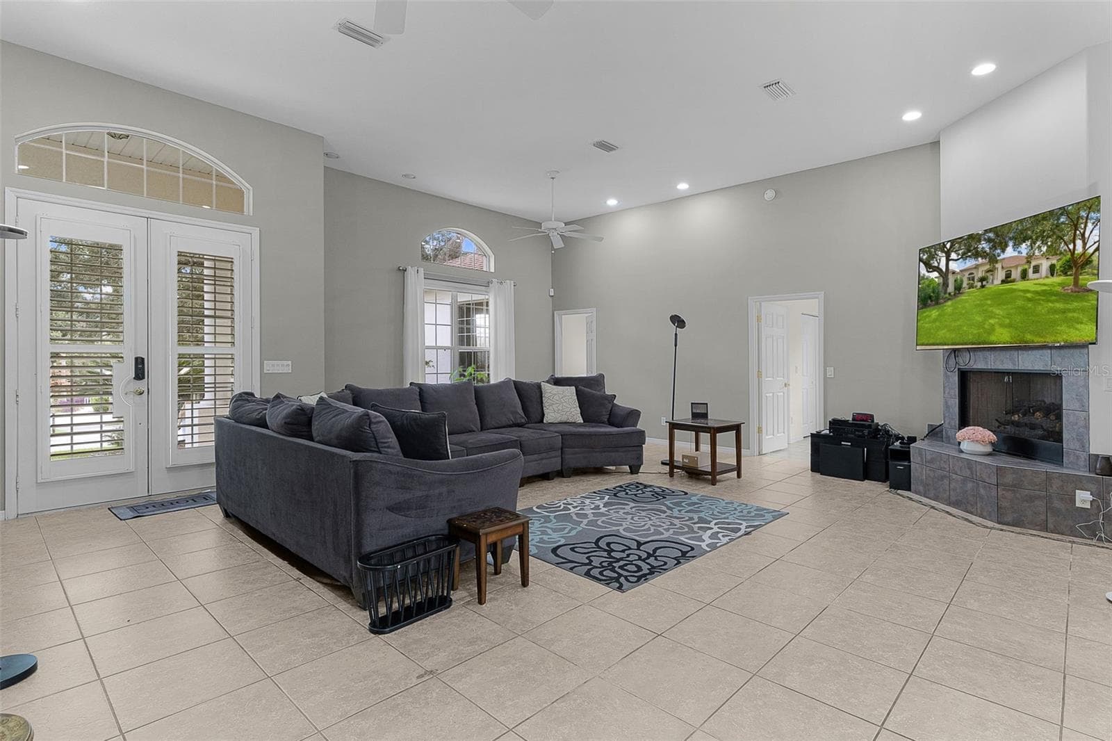 Living Room - 39407 TREELINE DR, LADY LAKE