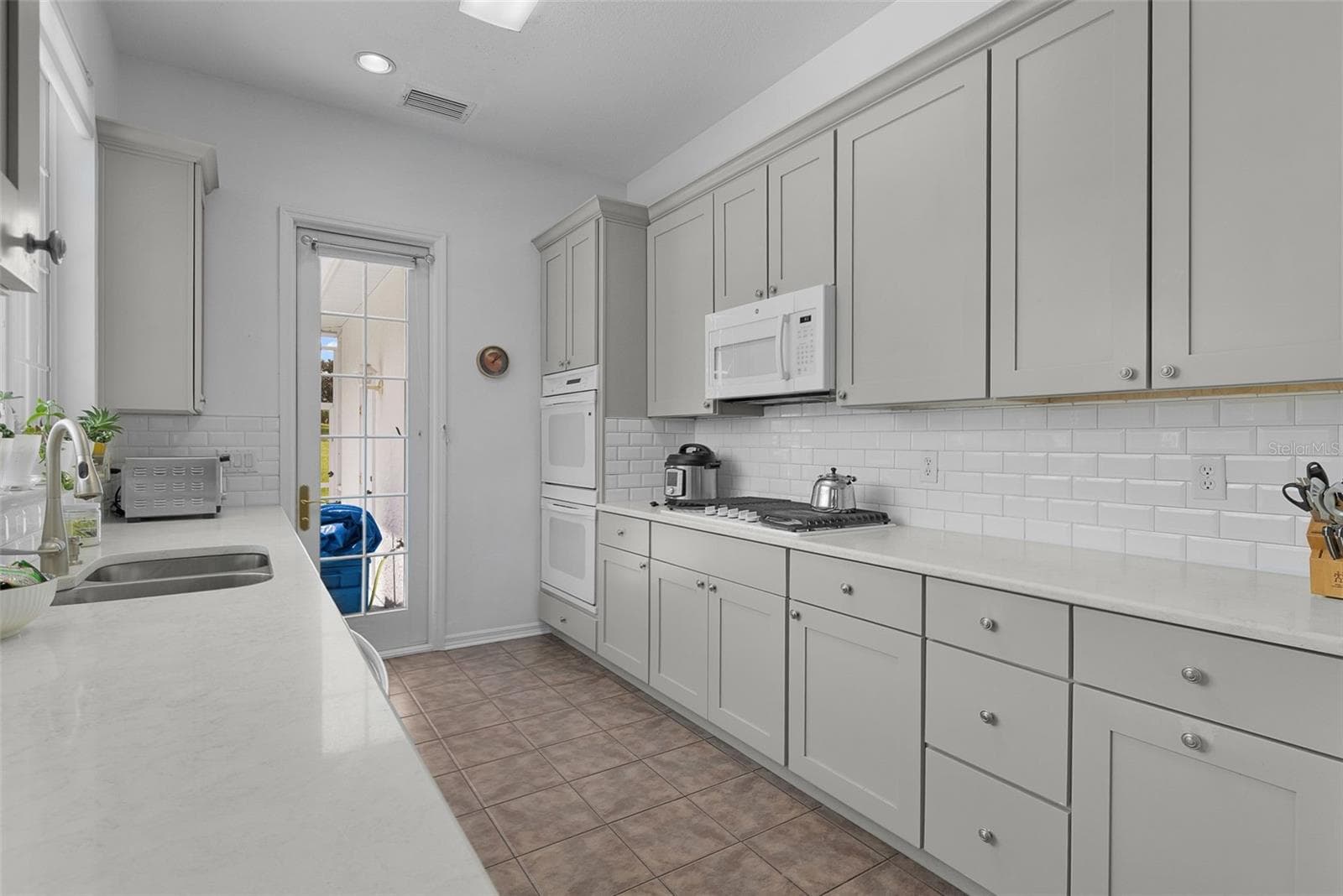 Kitchen - 39407 TREELINE DR, LADY LAKE