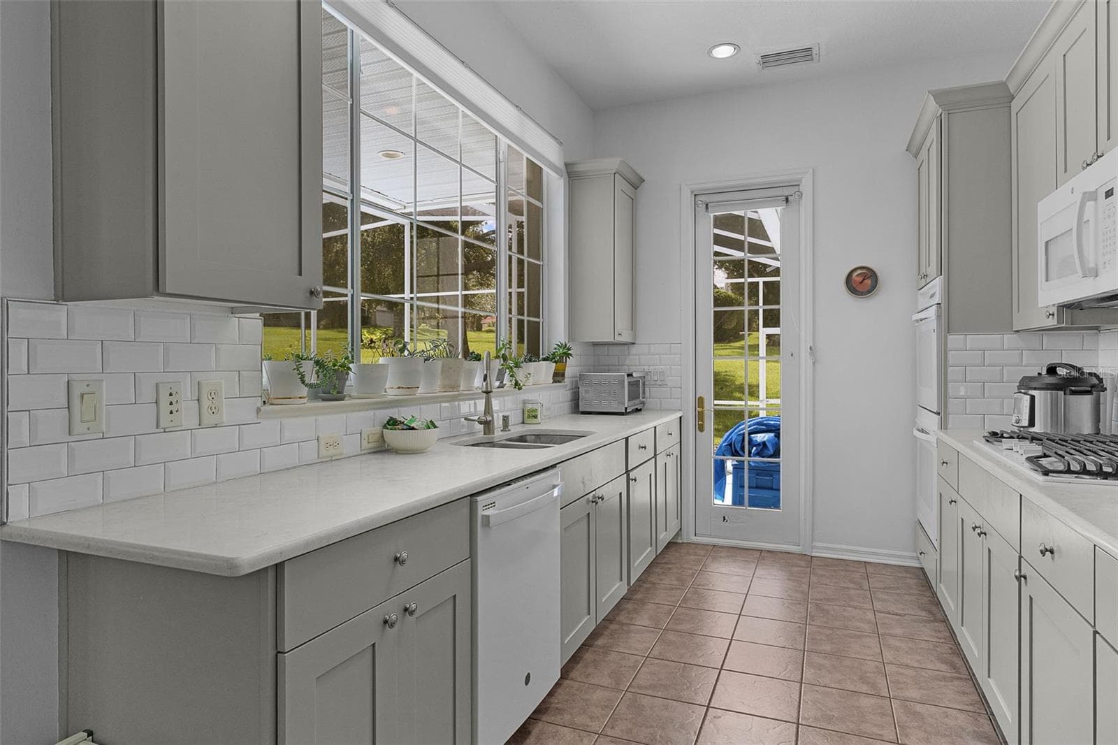 Kitchen - 39407 TREELINE DR, LADY LAKE