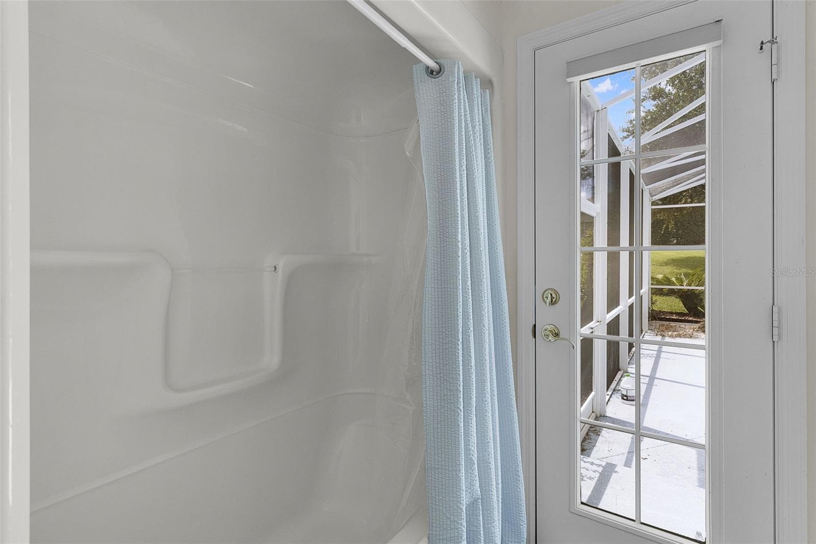 Guest Bathroom 2 / Pool Bath - 39407 TREELINE DR, LADY LAKE