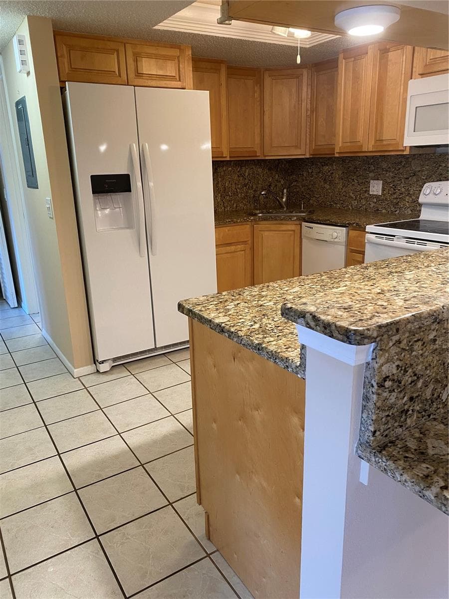 Condominium at OAK FORREST, PORT CHARLOTTE, photo 12 of 30