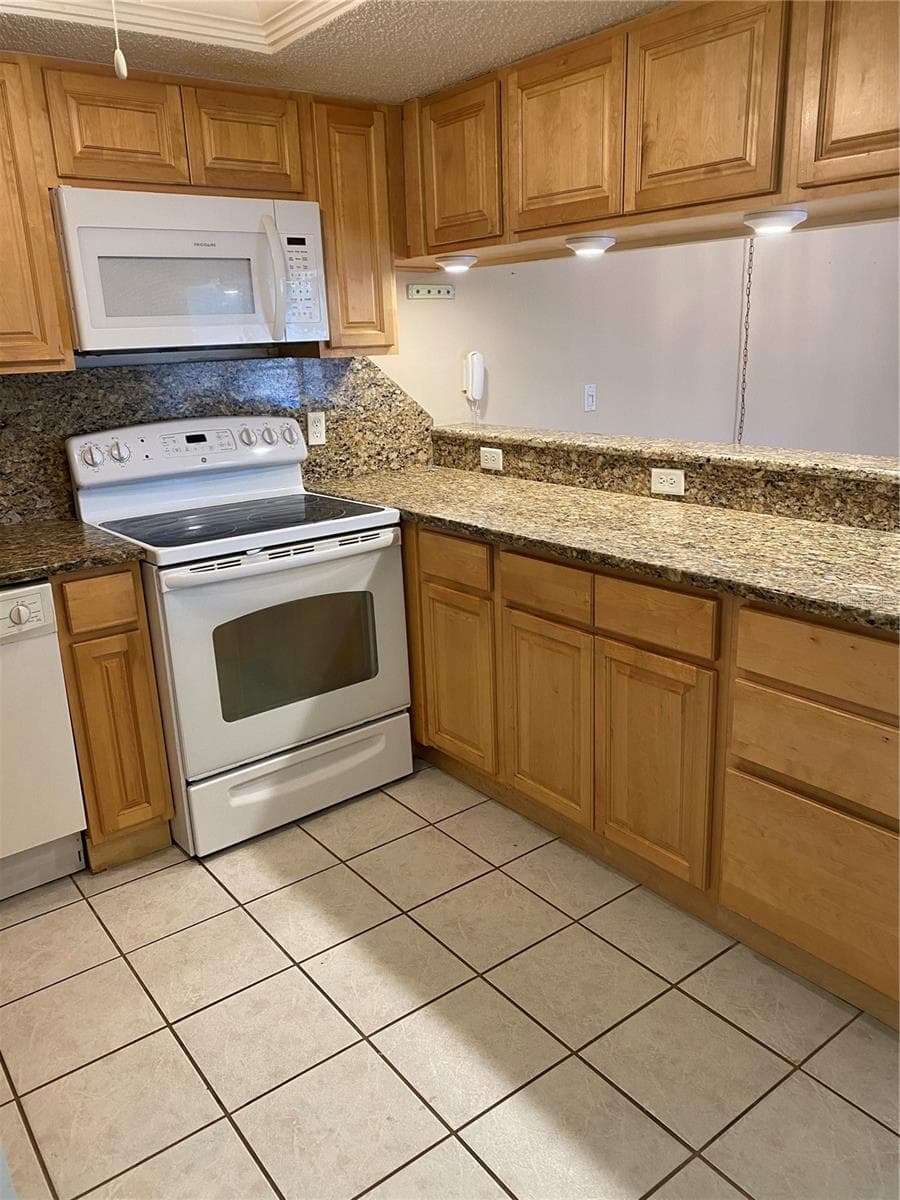 Condominium at OAK FORREST, PORT CHARLOTTE, photo 13 of 30