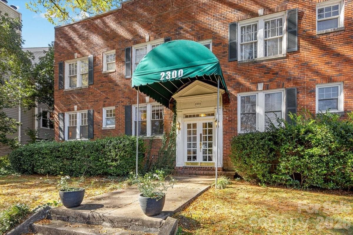 Condominium at 2300 Roswell Avenue, Charlotte, photo 2 of 34