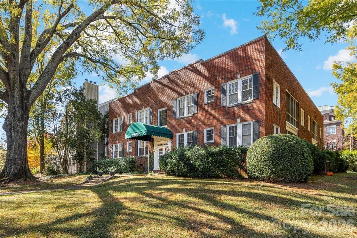 Condominium at 2300 Roswell Avenue, Charlotte, photo 3 of 34