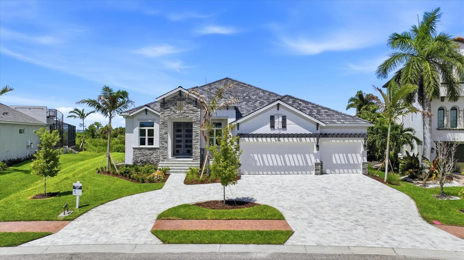 3 car garage, large driveway - 6264 CHAMPIONS ROW ST, BRADENTON