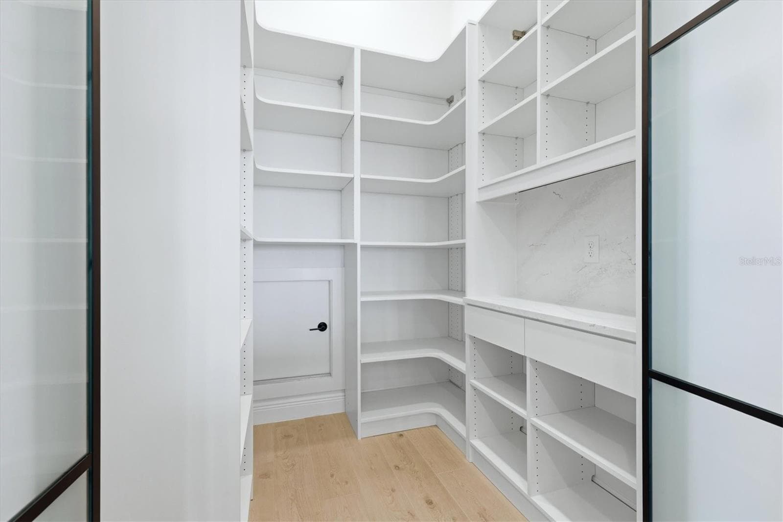 spacious walk in pantry - 6264 CHAMPIONS ROW ST, BRADENTON