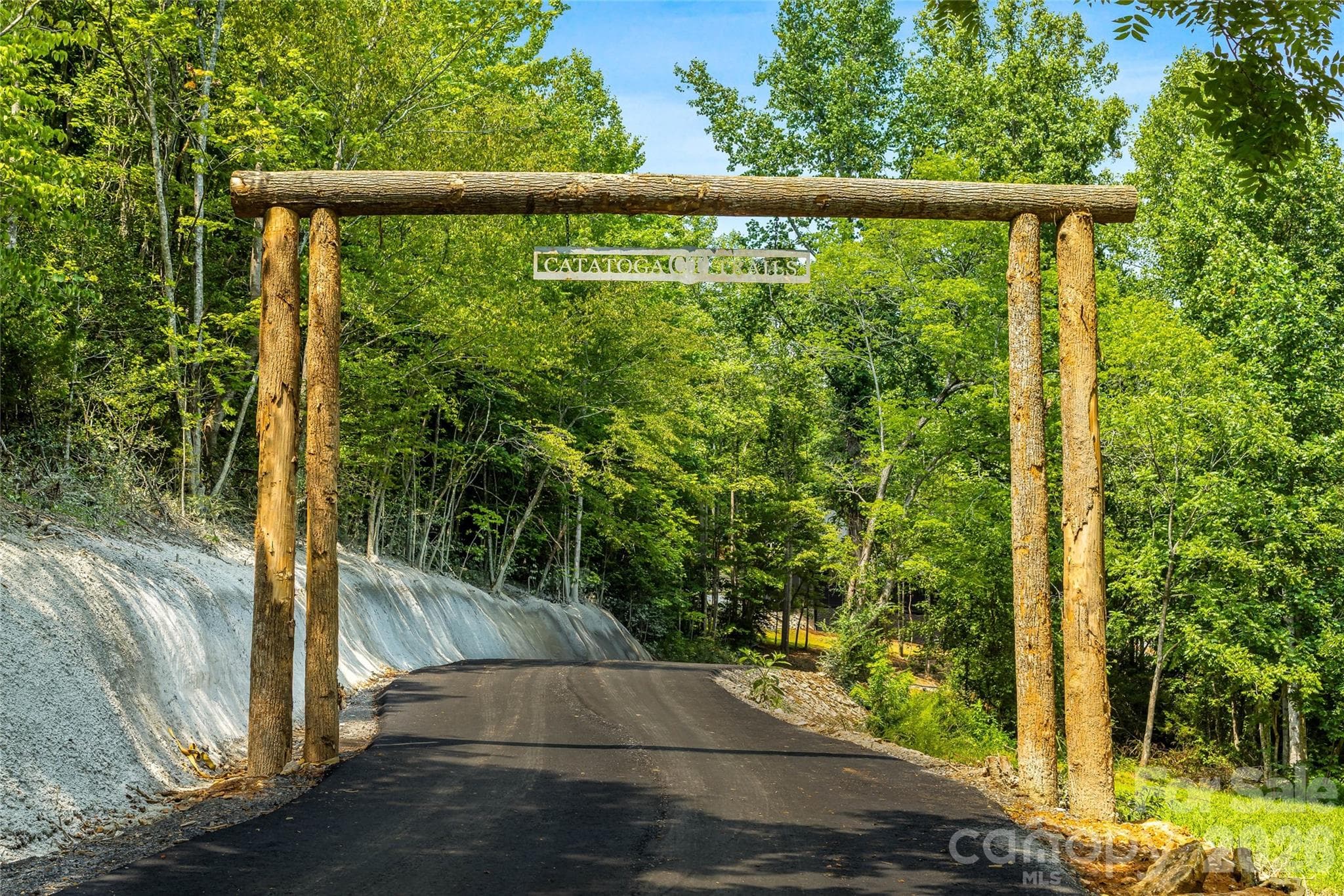 Wooded approach to the community - 60 Catatoga Trail, Marion