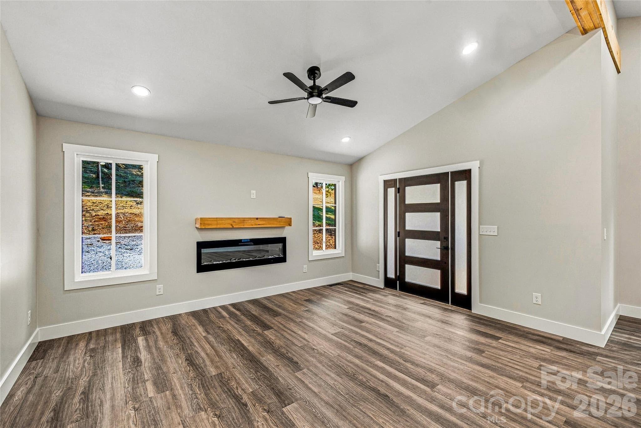 Spacious bedroom with vaulted ceiling - 60 Catatoga Trail, Marion