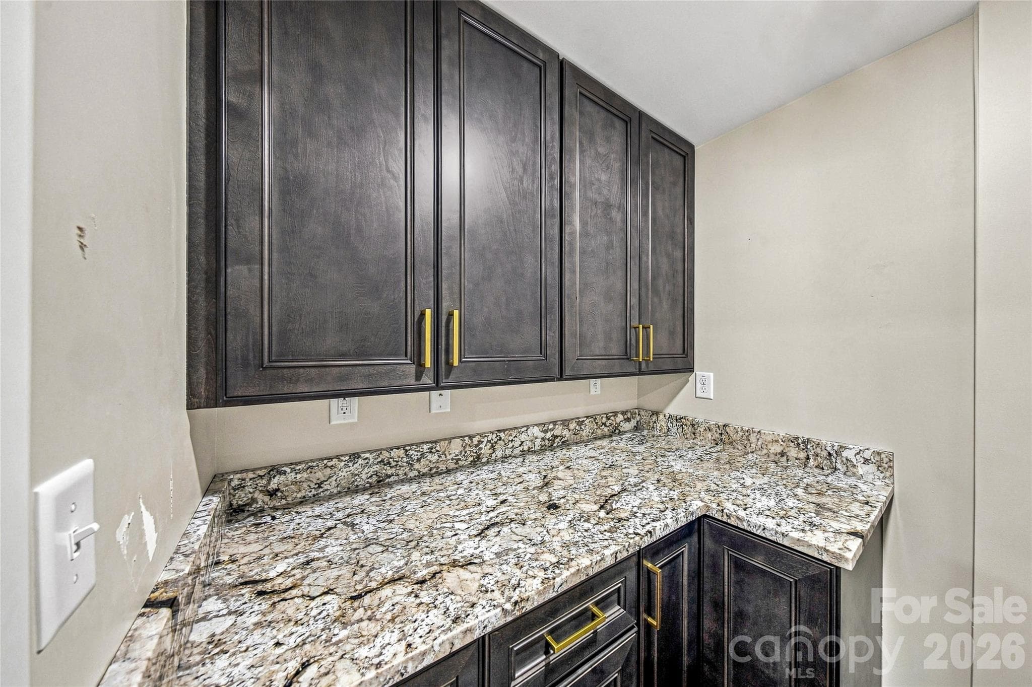 Built-in cabinetry and stone countertop - 87 Catatoga Trail, Marion