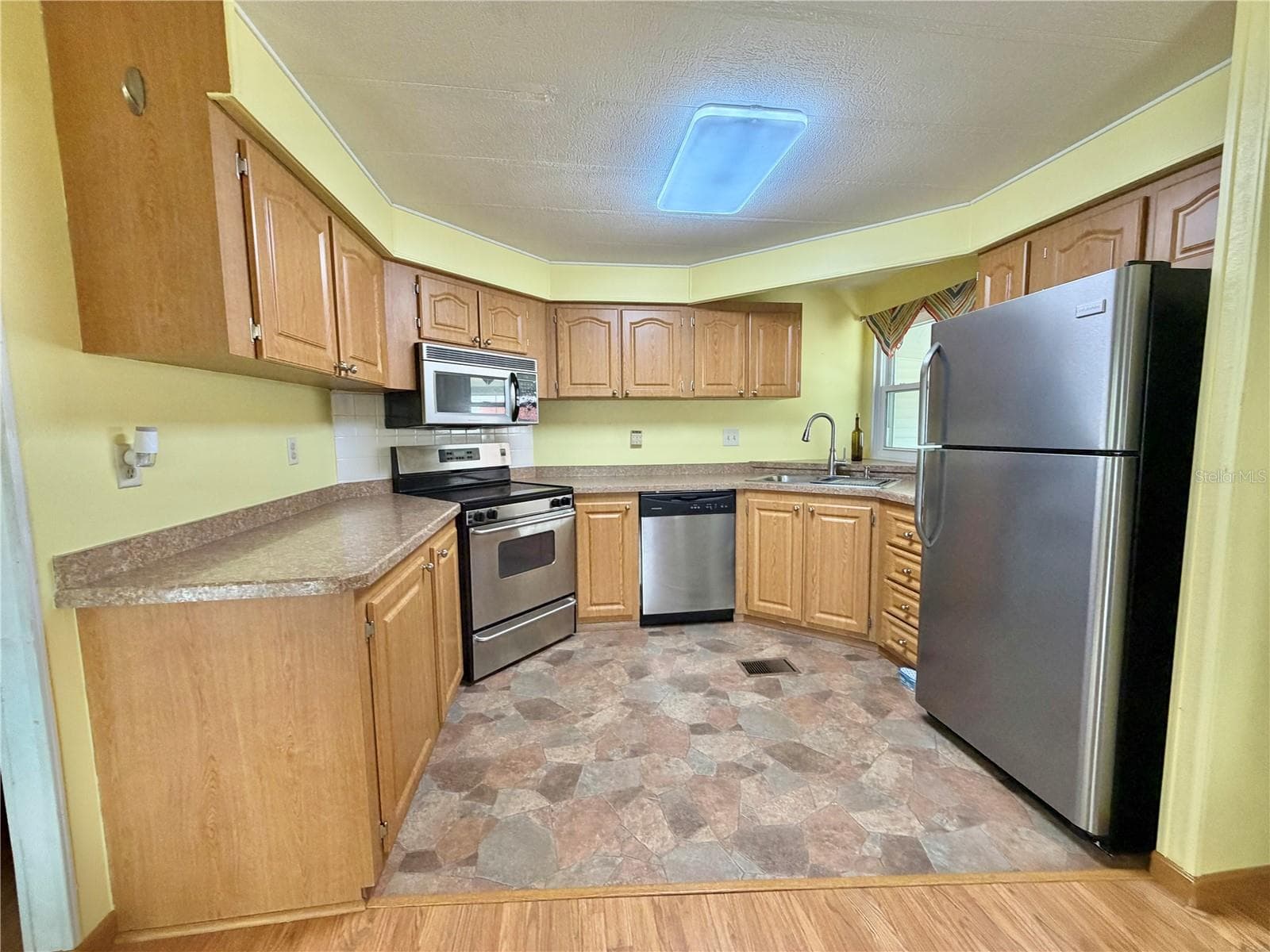 Manufactured Home at 151 HIBISCUS WAY, LEESBURG, photo 5 of 56