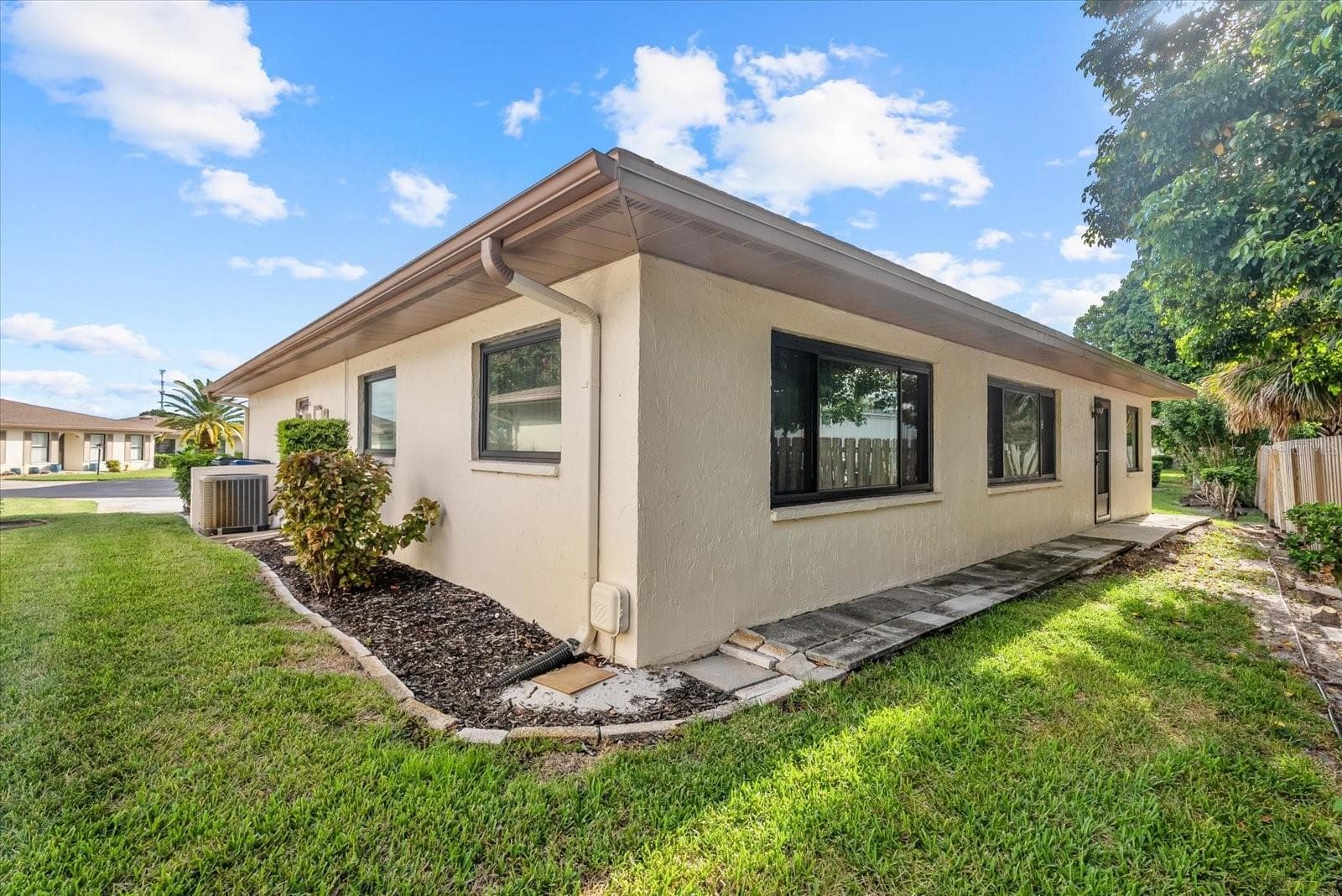 nice side yard space - 773 VIVIENDA SOUTH CT #8, VENICE