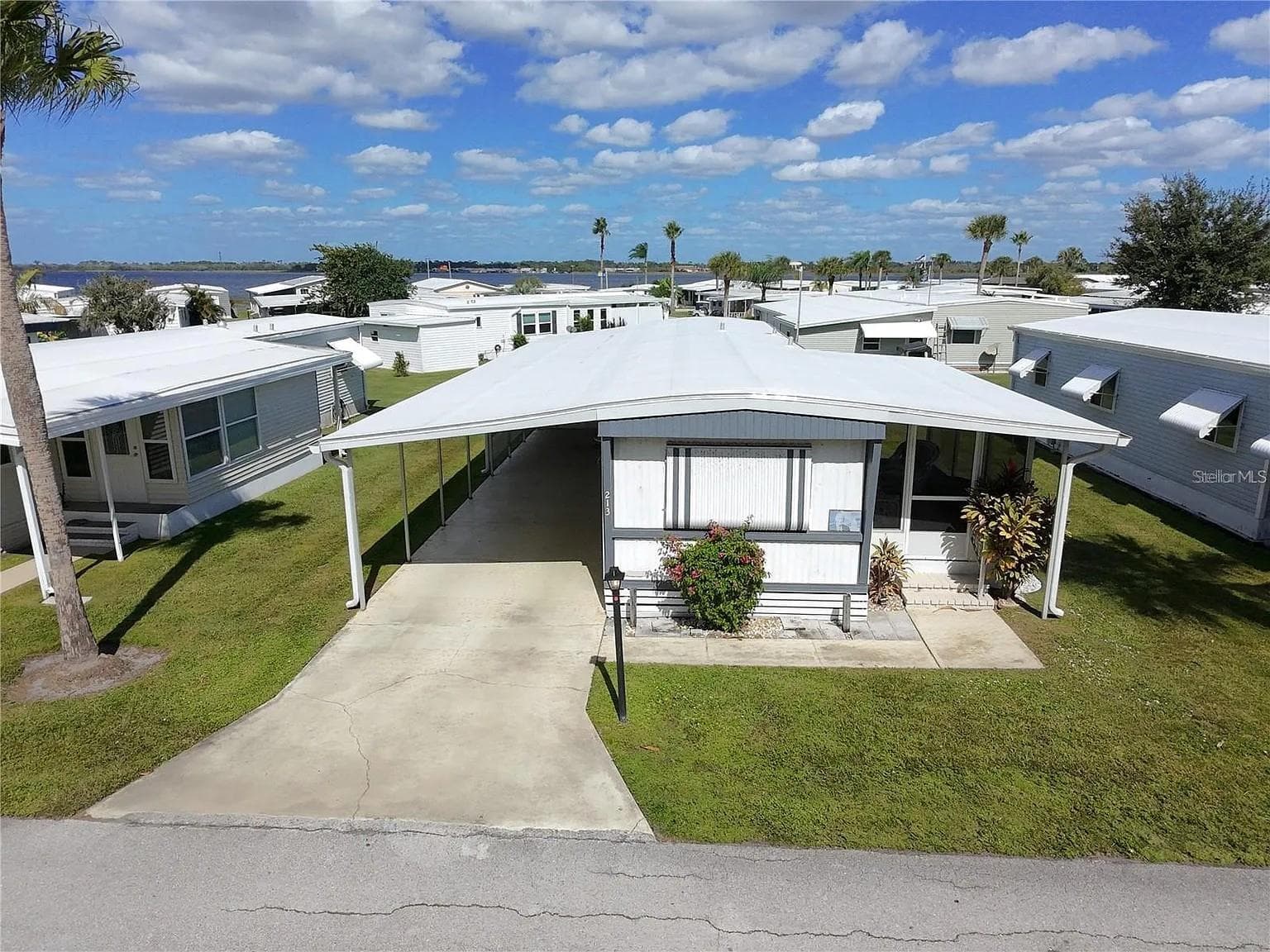 Mobile Home at 213 LAKESIDE RANCH CIR, WINTER HAVEN, photo 4 of 11